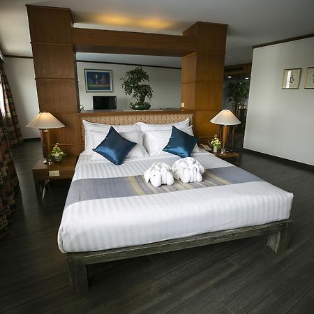 Friday Hotel Uttaradit Extérieur photo