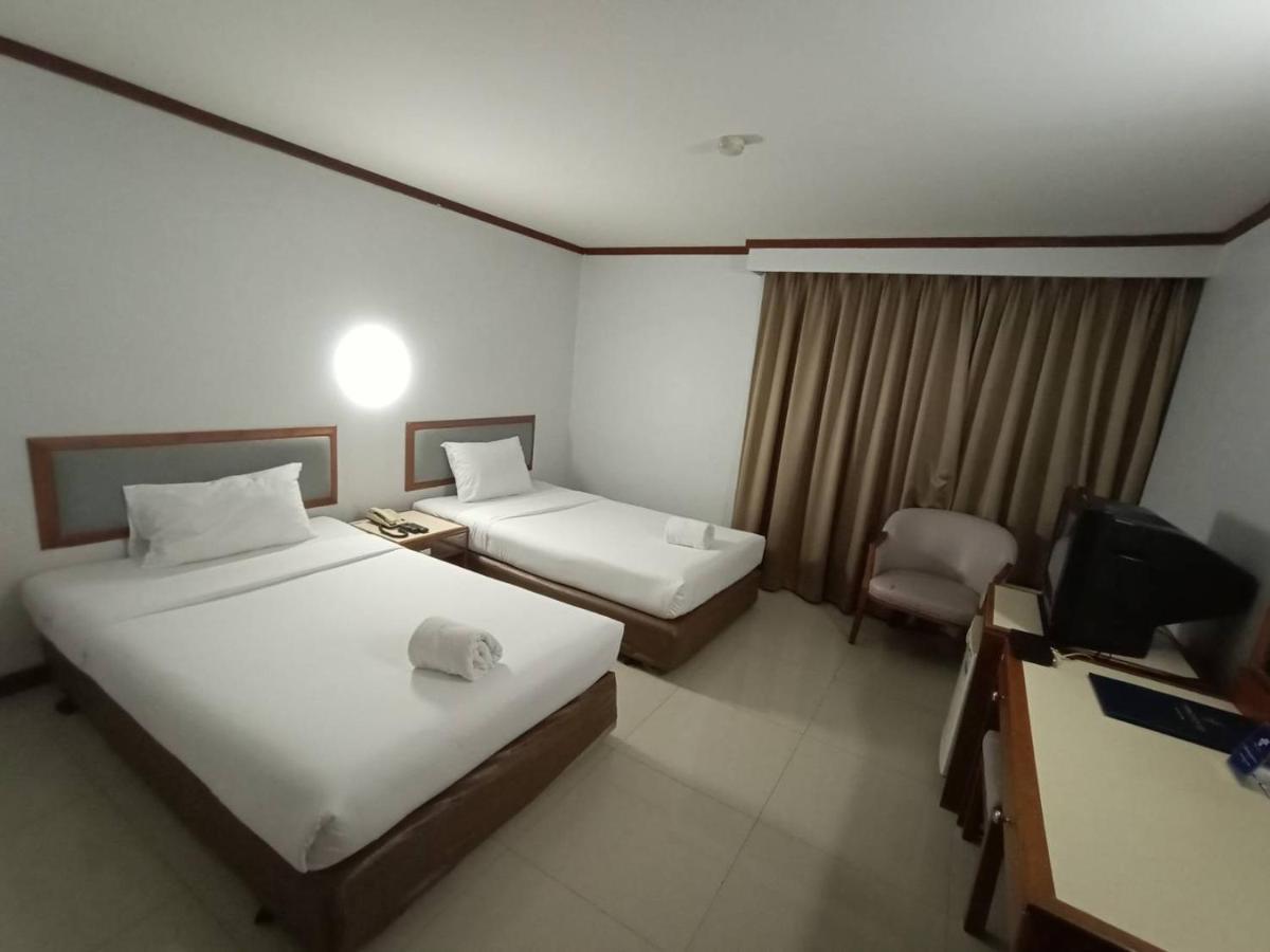 Friday Hotel Uttaradit Extérieur photo