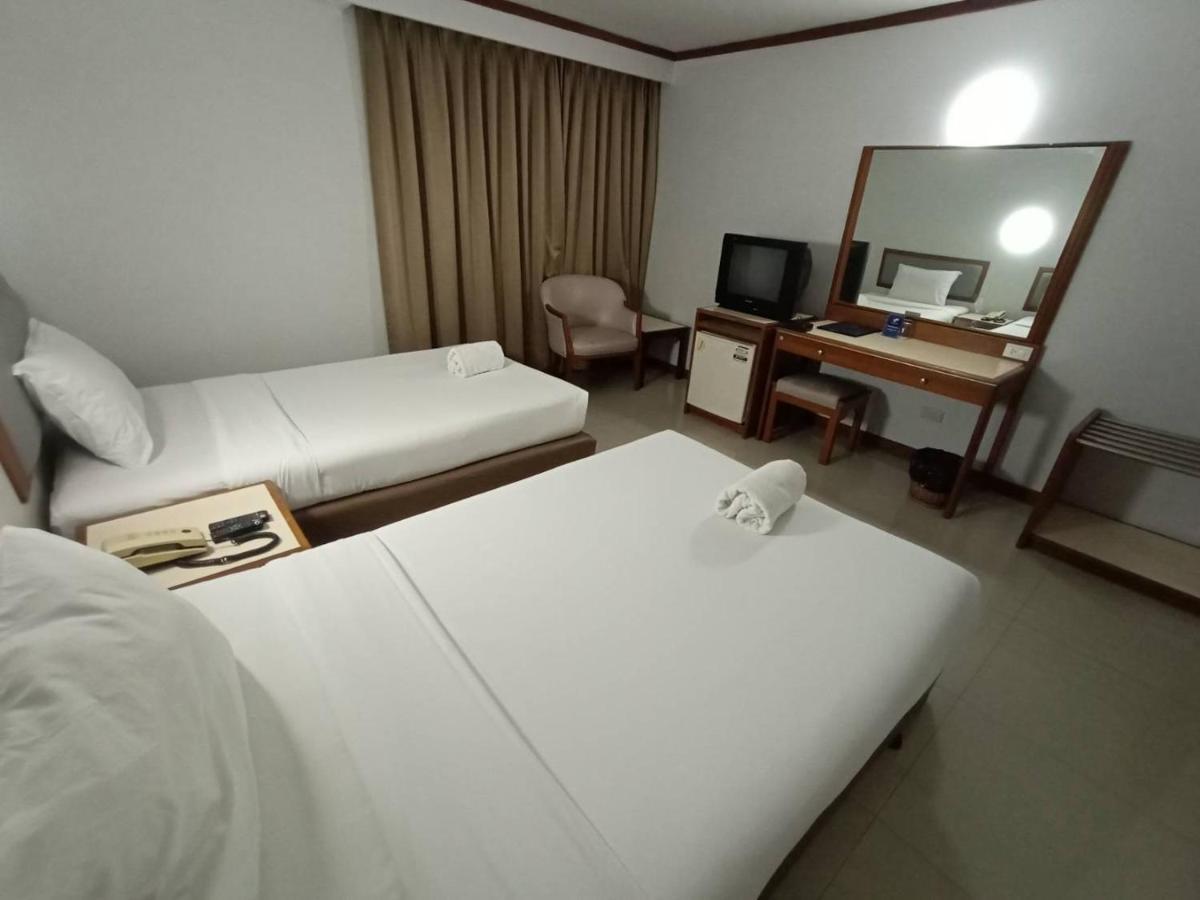 Friday Hotel Uttaradit Extérieur photo
