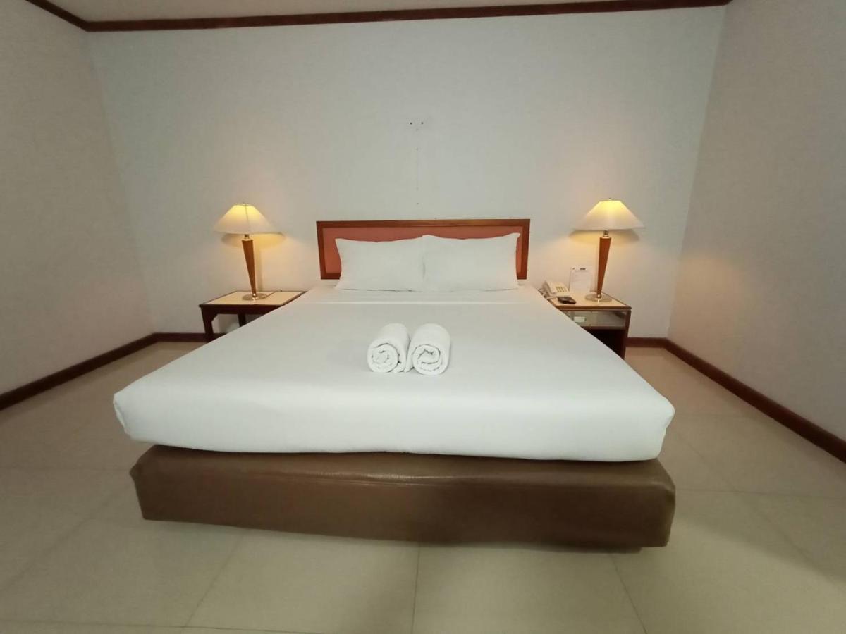 Friday Hotel Uttaradit Extérieur photo