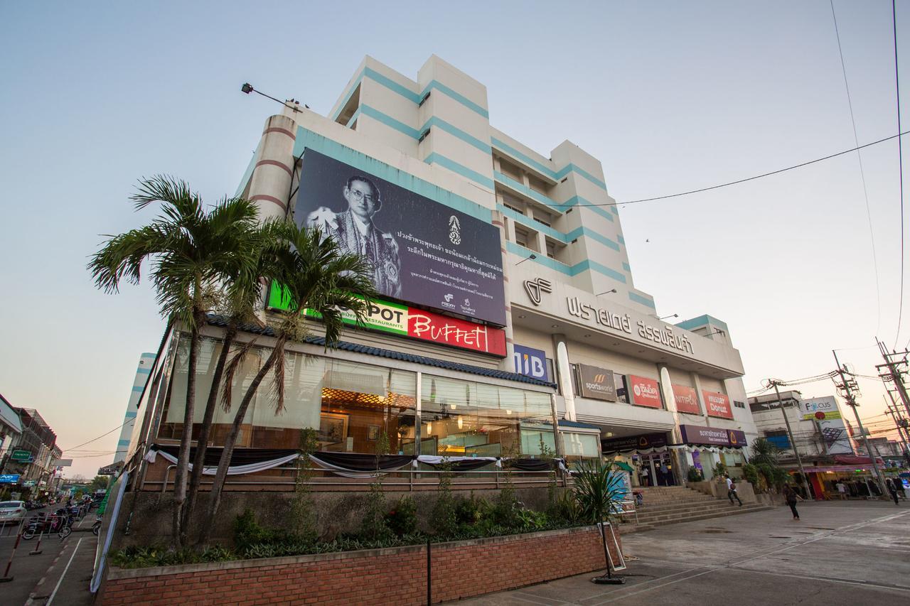 Friday Hotel Uttaradit Extérieur photo