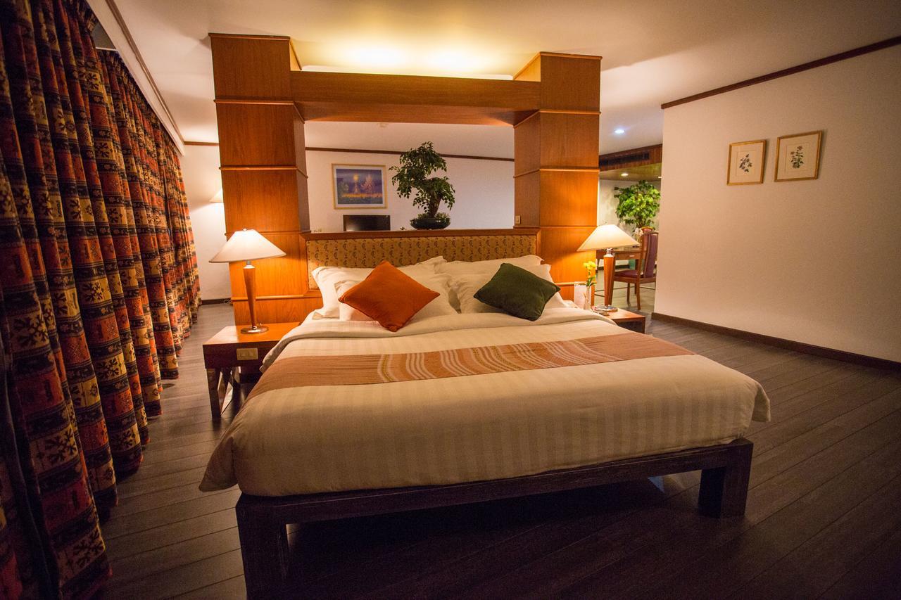 Friday Hotel Uttaradit Extérieur photo