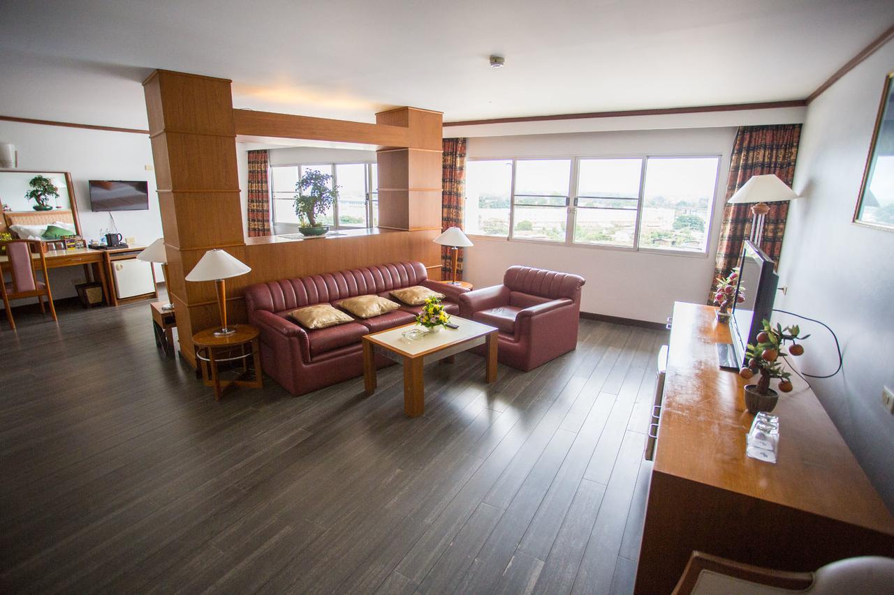 Friday Hotel Uttaradit Extérieur photo
