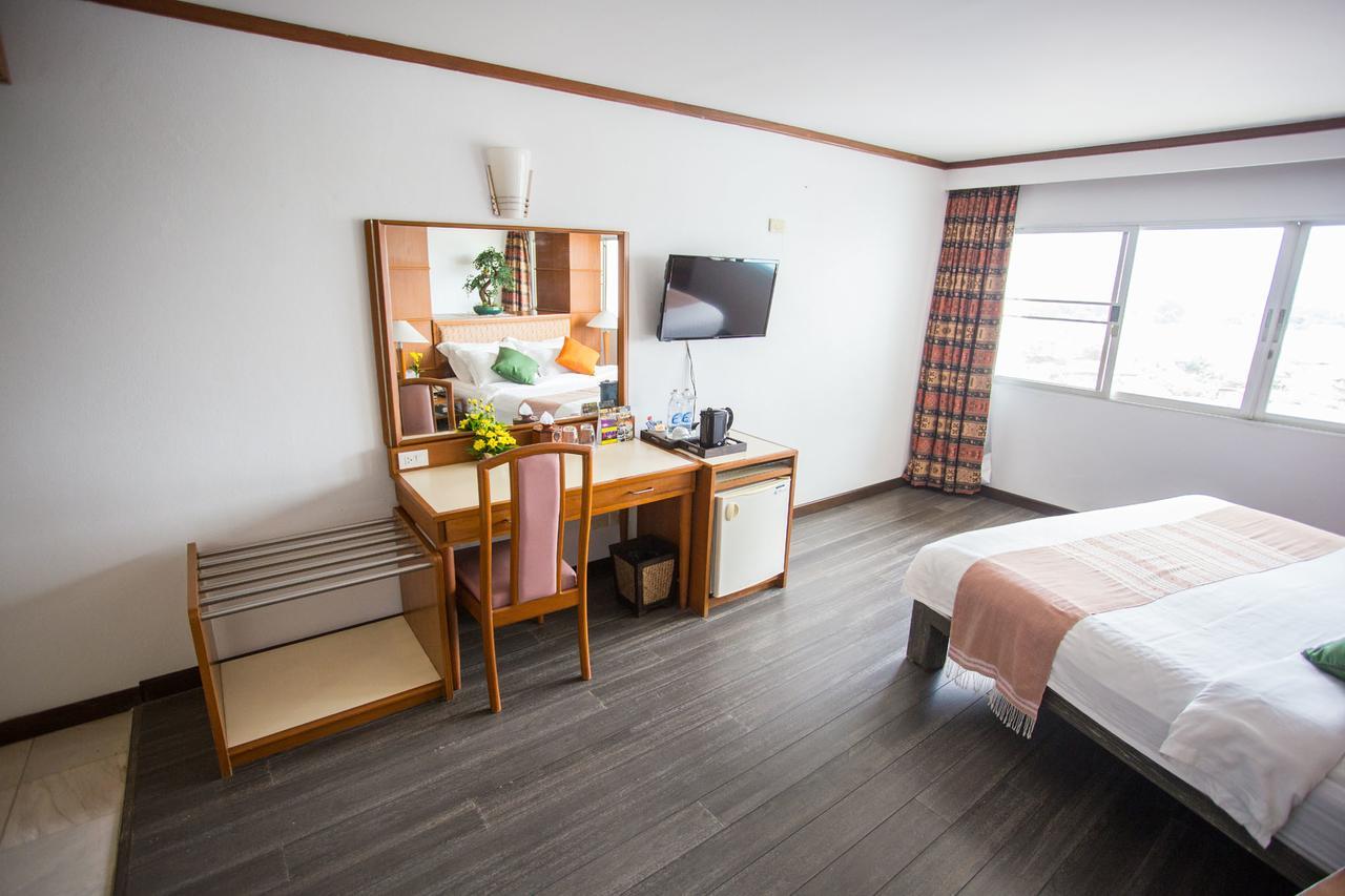 Friday Hotel Uttaradit Extérieur photo