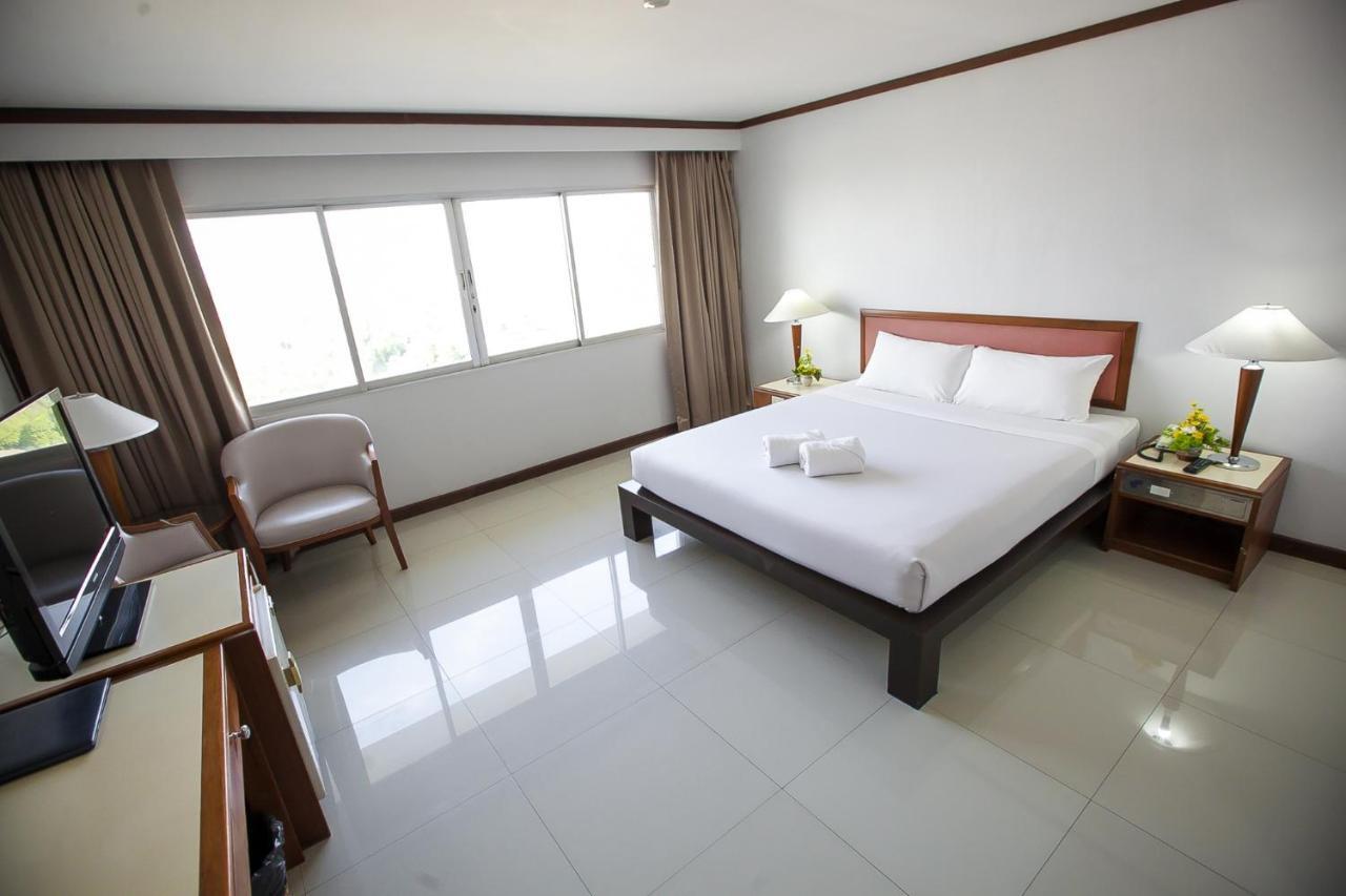 Friday Hotel Uttaradit Extérieur photo