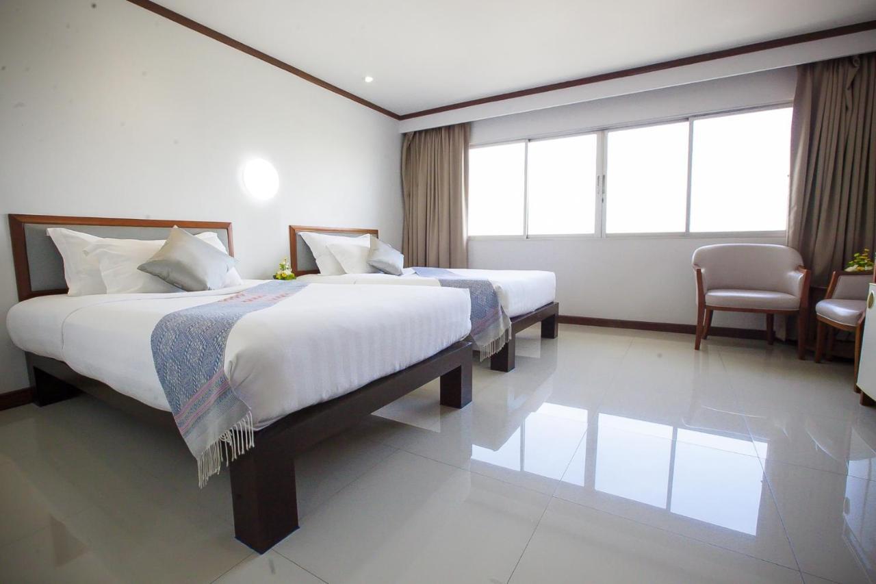 Friday Hotel Uttaradit Extérieur photo